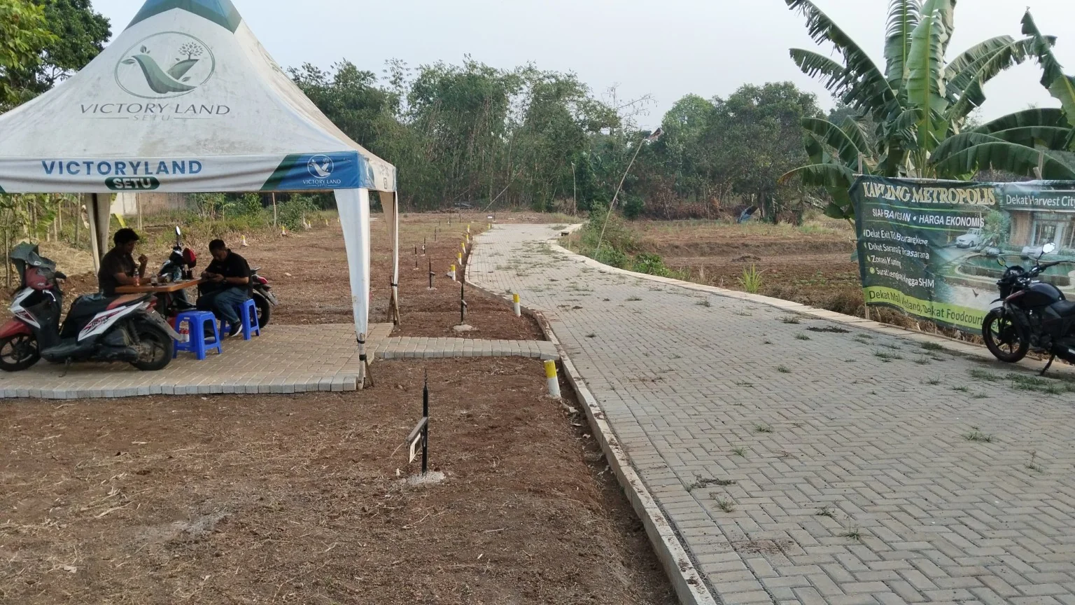 Jalan conblock dan area masuk Victory Land Setu II